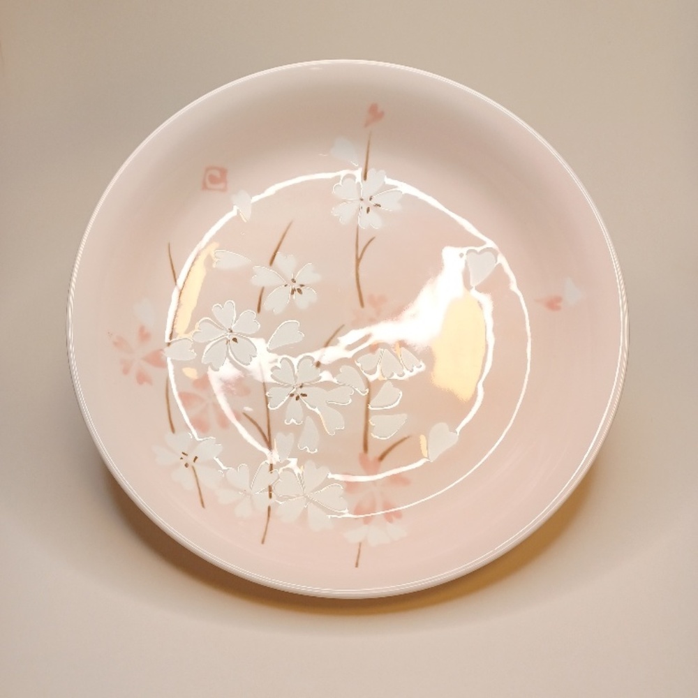Ceramic dish with a beautiful Chinese floral design. 9" across.